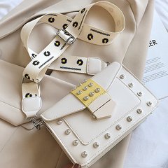 Невелика жіноча сумочка для носіння через плече біла (4429-1)